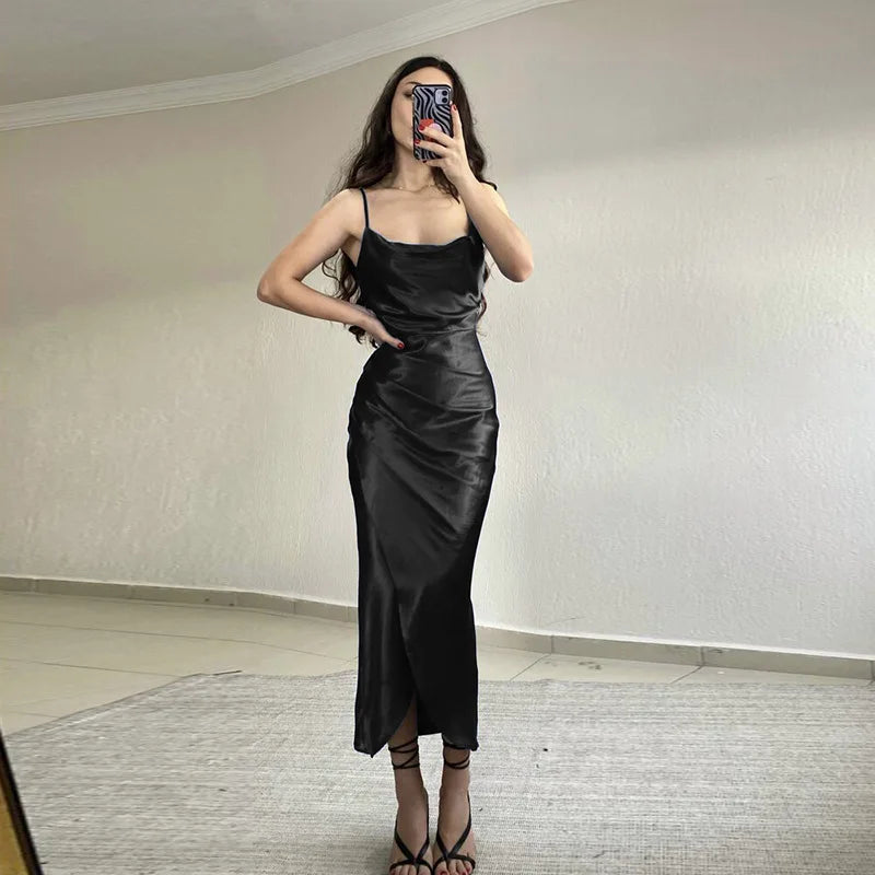 Splendeur en Satin : Robe Longue avec Fente Délicate