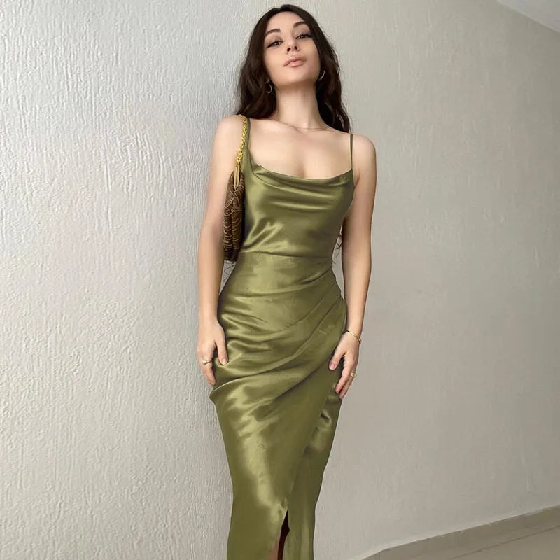 Splendeur en Satin : Robe Longue avec Fente Délicate